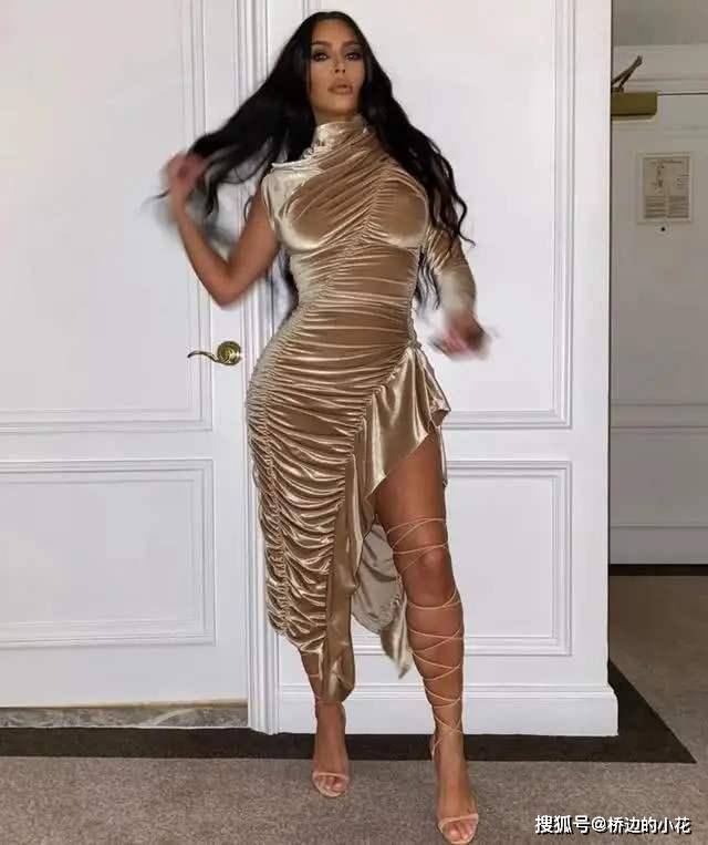 个性 卡戴珊过40岁真高调,穿紧身乳胶装就算了,还化浓妆脸变到不敢认