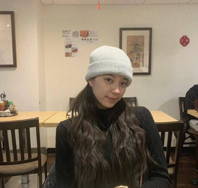 卫衣 欧阳娜娜亲妹晒照，才15岁还不善化妆，但家传一双大长腿穿衣贼美