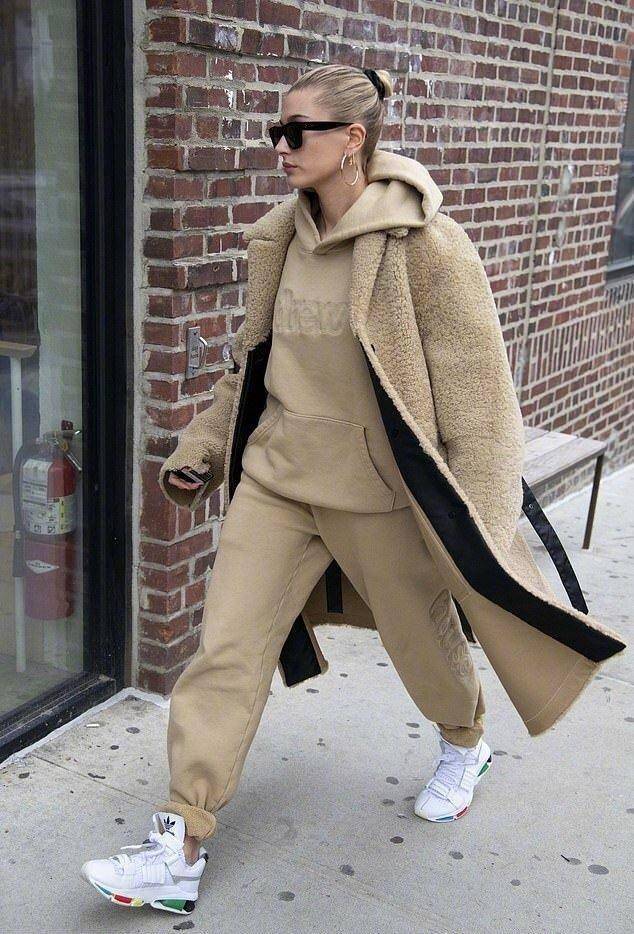 黑色 90后超模海莉示范冬季卫衣怎么穿,适合所有人借鉴,时髦又保暖