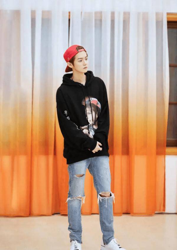 显得 难怪鹿晗总爱留着短发，当他梳起大背头，我终于懂了