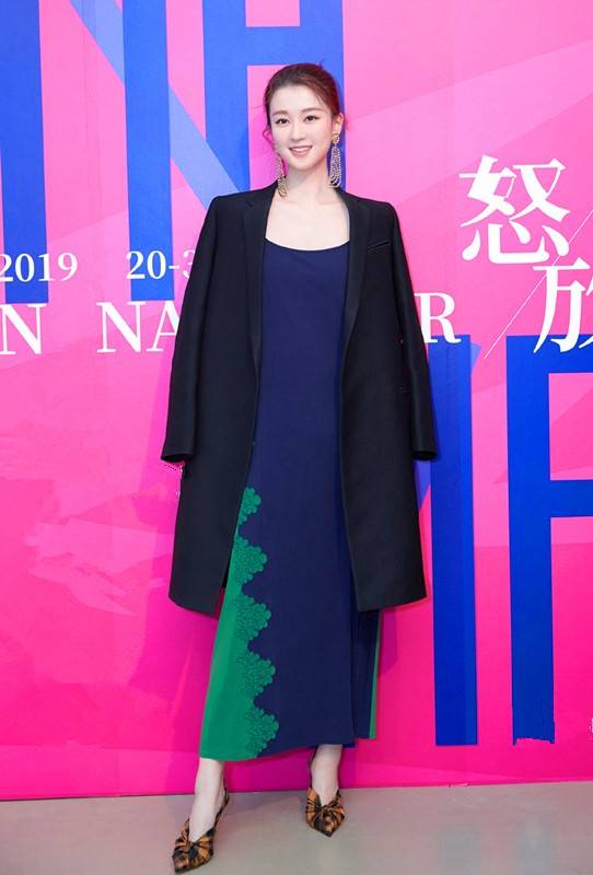 发型乔欣不再是乖乖女了，穿半透视裙成熟性感，“死亡”唇色美得惊艳