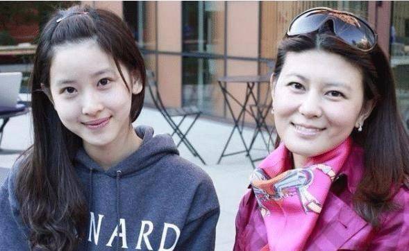 长发章泽天本人并不好看,只是包装成清纯人设,如今脸崩了!