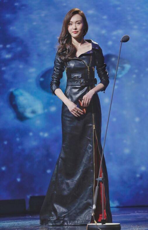 黑色 唐嫣瘦得不像真人！穿最小号的裙子也宽松，9头身比例胜过超模