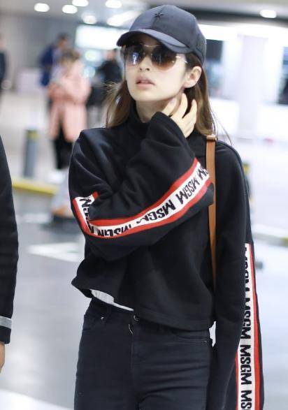 整体 颖儿太有骨感美，穿紧身裤看不出一丝赘肉，当了妈身材还能这么好