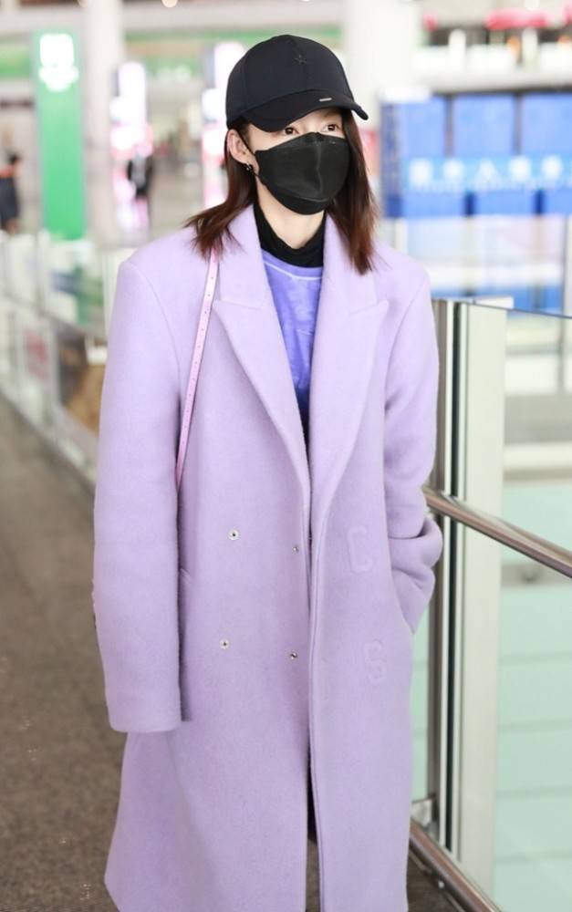 小富 李沁成功解锁“小富婆”造型,穿立领白色半长大衣,太潇洒了