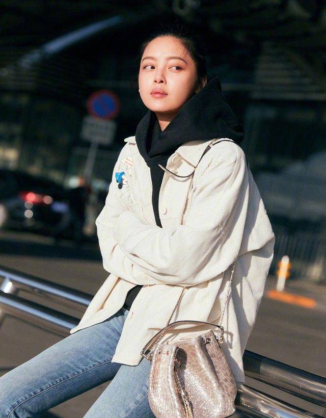 黑色 90后超模海莉示范冬季卫衣怎么穿,适合所有人借鉴,时髦又保暖