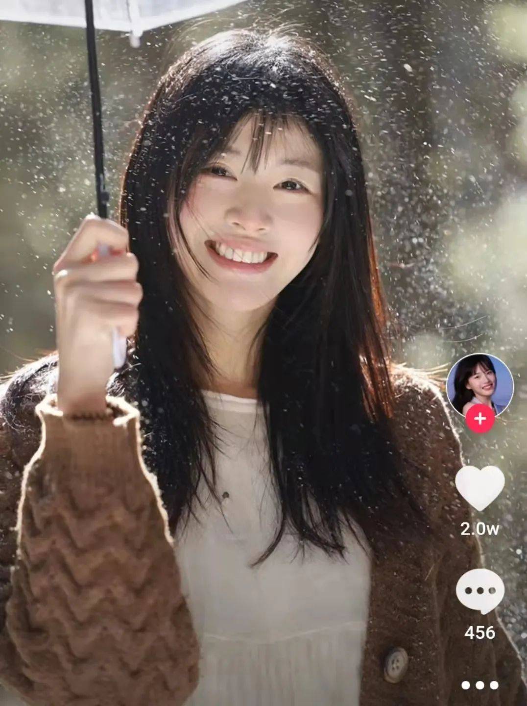 八卦爆料网红圈也出了个淡颜系美女！旧天台随便一拍她就火了？