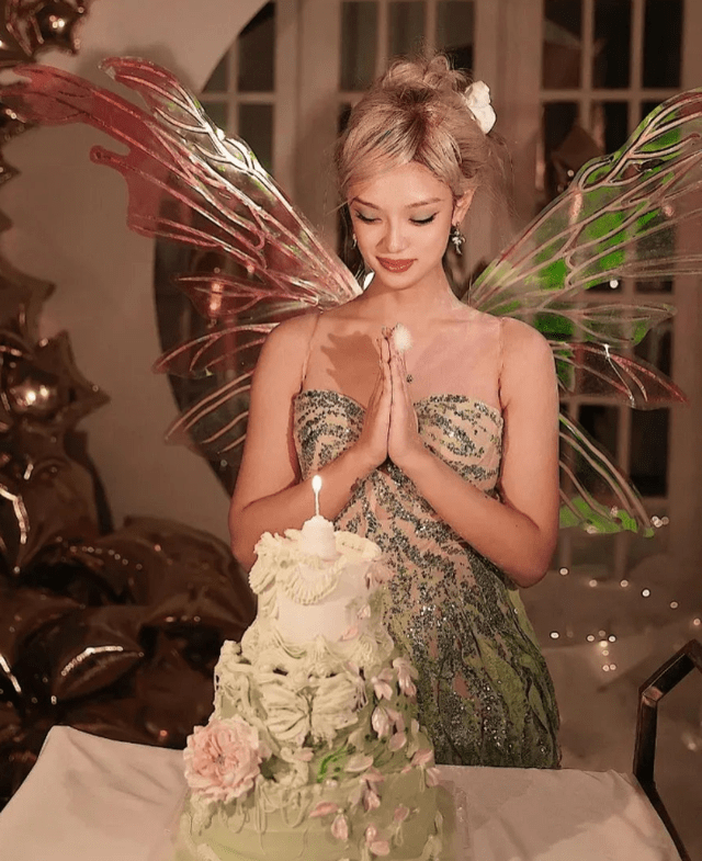 杨颖 女网红仿拍杨颖精灵照，称自己身材丰满更接近，网友：你那叫胖了