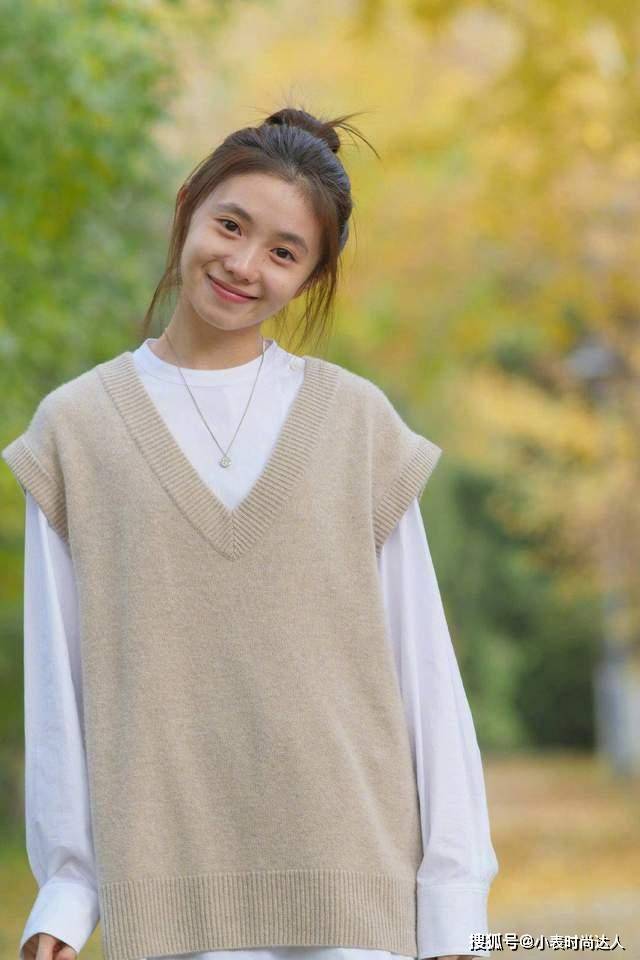 轮廓新任谋女郎背景强悍,晒素颜生图不惧怼脸拍,满满胶原蛋白好清纯