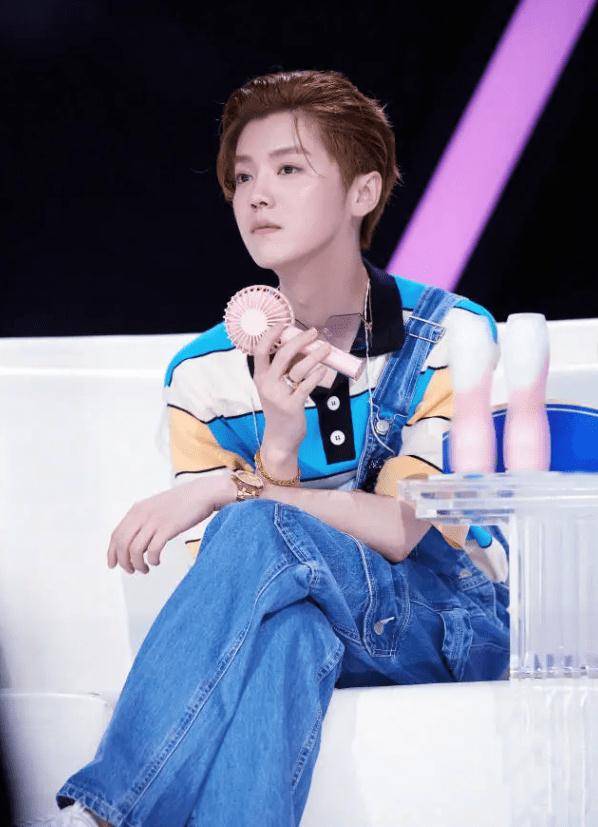 显得 难怪鹿晗总爱留着短发，当他梳起大背头，我终于懂了