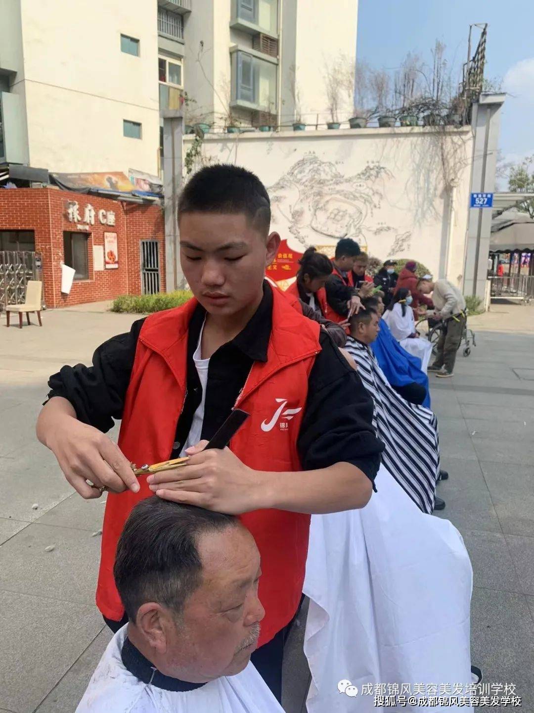 二月初二为什么要剪头发?锦风学院带你走向爱心公益