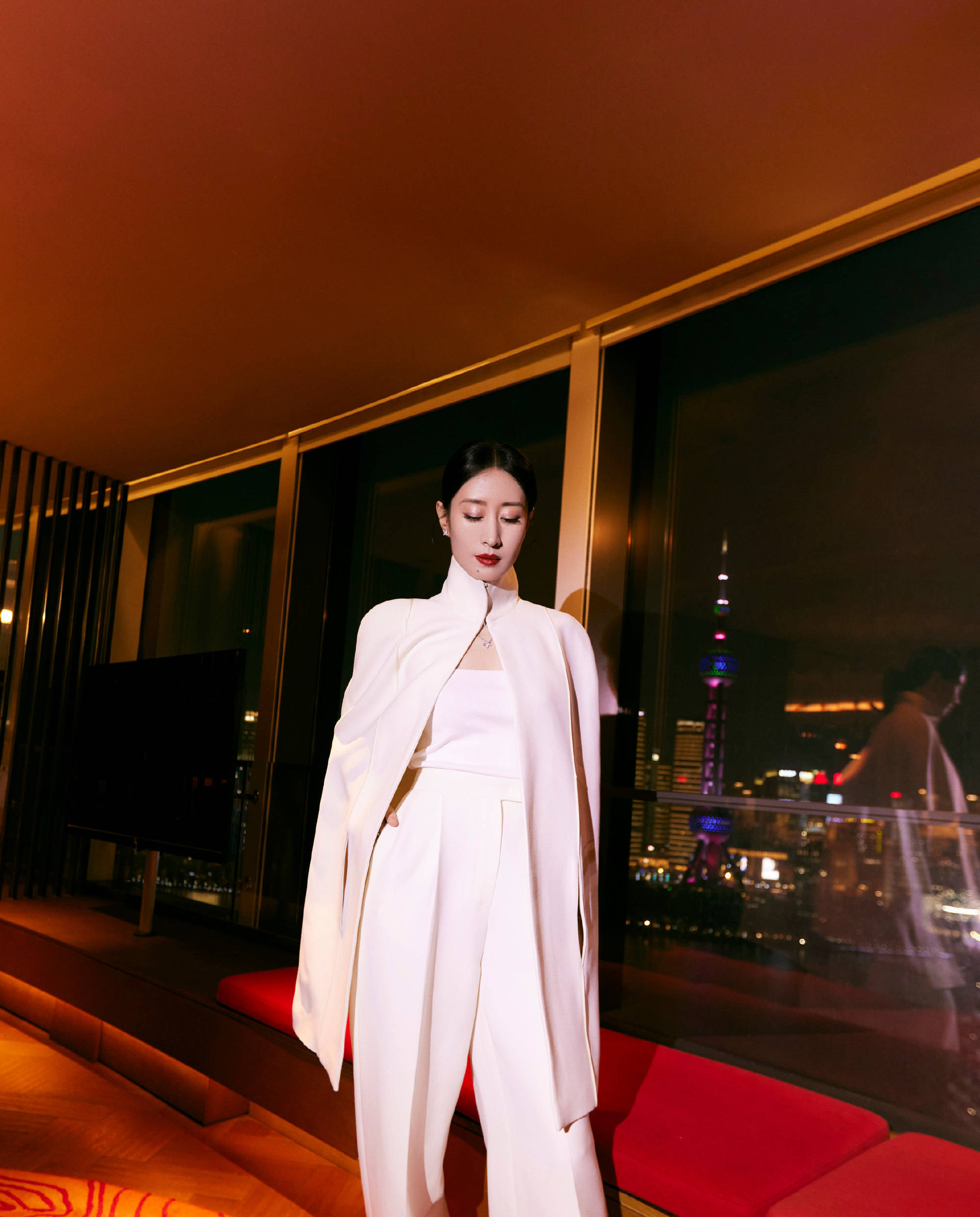 刘敏涛穿白色套装美飒干练黑发配红唇气场全开