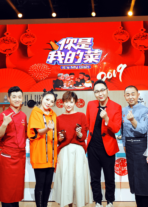 藕粉 尤小刚第三任娇妻真有气质,淡色穿搭温柔优雅,有名媛阔太的气质