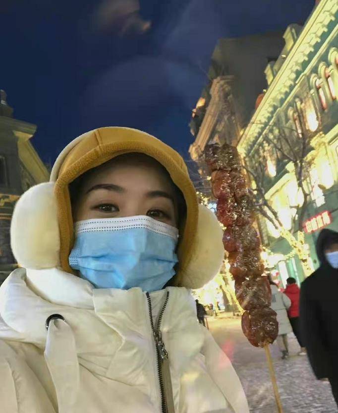 赵丽颖 赵丽颖夜游哈尔滨心情大好！穿羽绒服戴耳罩嫩回少女，歪头照超萌