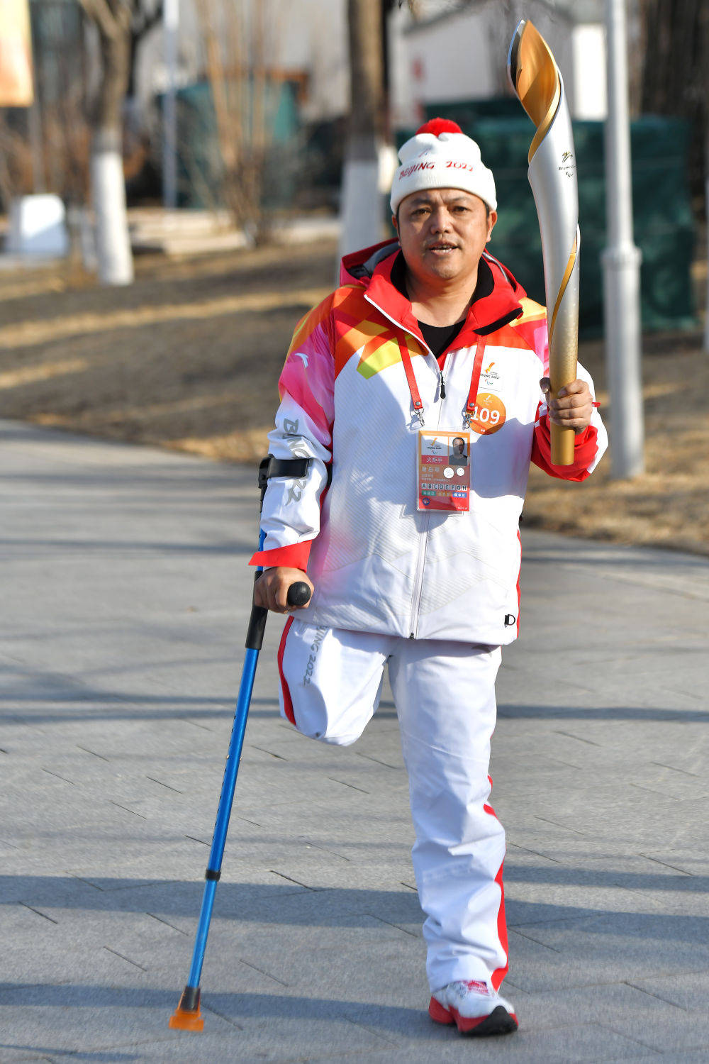 火炬手谢启明在传递火炬.