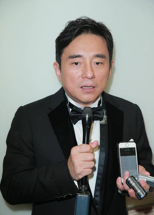 原创曾与郑裕玲16年情断如今陪小16岁妻子进产房57岁吕方老来得女