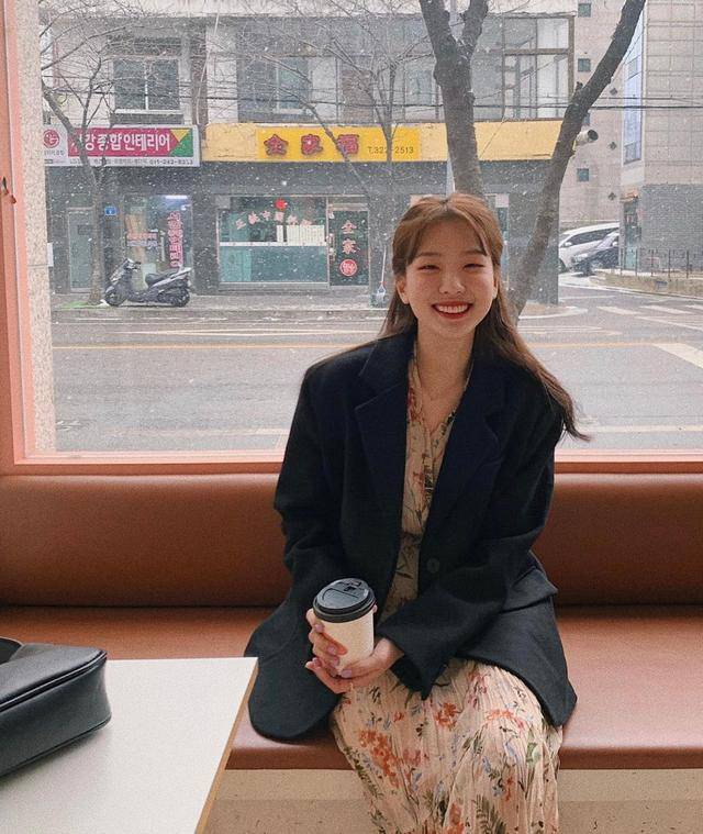 金高 会穿比外表更重要,都是单眼皮,她们的穿搭一个演绎高级一个俏皮