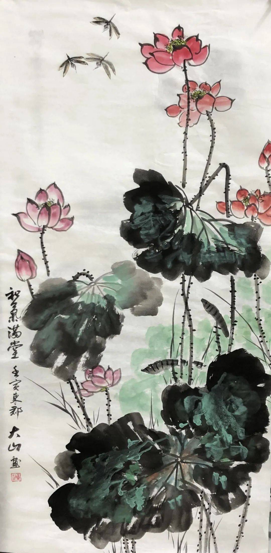 段莲军画家笔下生机勃发的花卉,灵动的鸟雀,鲜亮的色彩,往往都能吸引