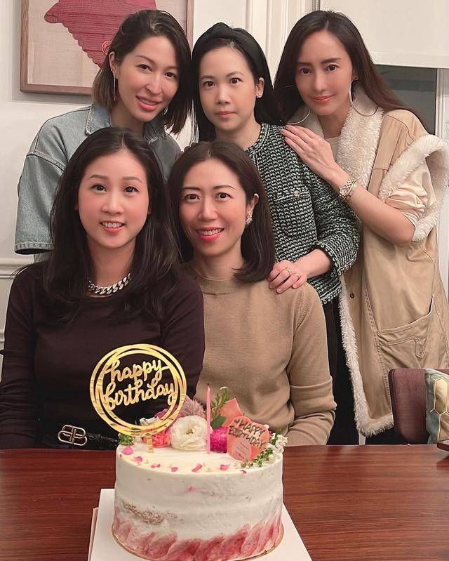 身材 45岁关颖晒近照磨皮挺厉害，穿毛背心配喇叭裤，身材纤细如少女！