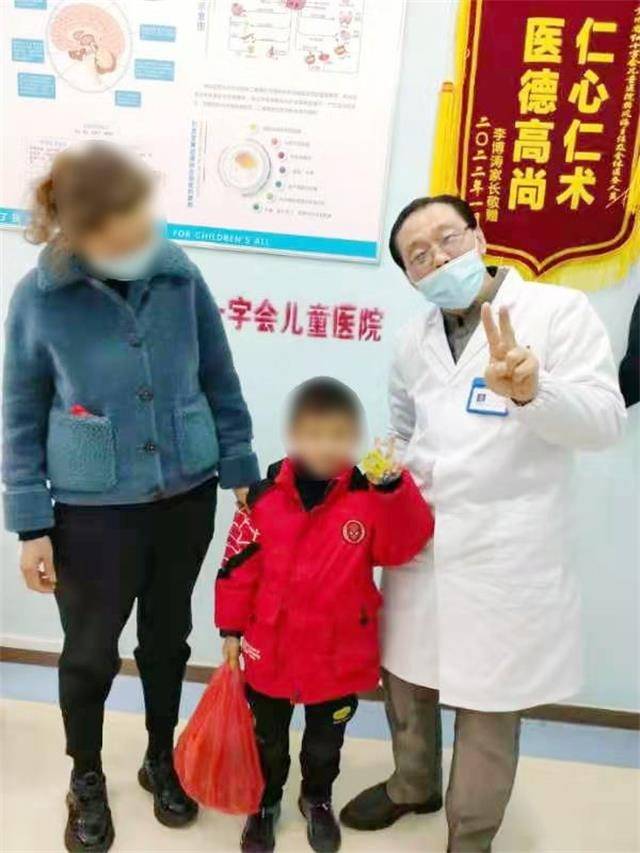 贵州|草莓赠良医——贵州红十字会儿童医院樊风海主任收到患儿铭铭赠送的草莓