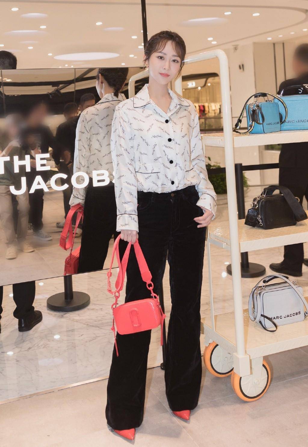 显得 她12岁便已经红遍全国，今穿黑色一字肩开叉礼服，优雅大气