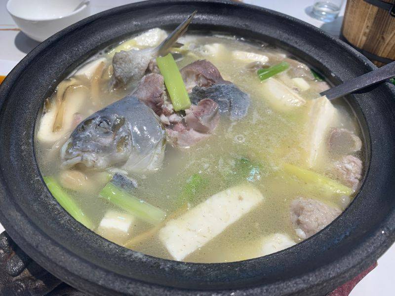 一,砂锅雅鱼砂锅雅鱼是四川雅安的一道特色名菜,当地特产的鱼,用雅安