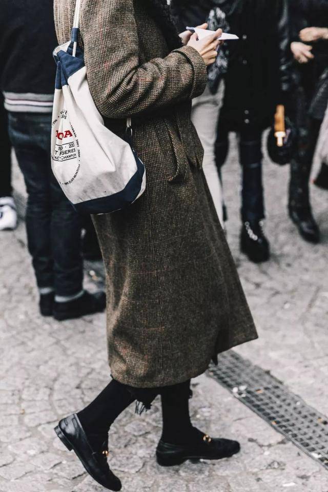 短裙 秋冬必备的打底袜,怎么穿才不会太土气?从挑选到搭配都很关键