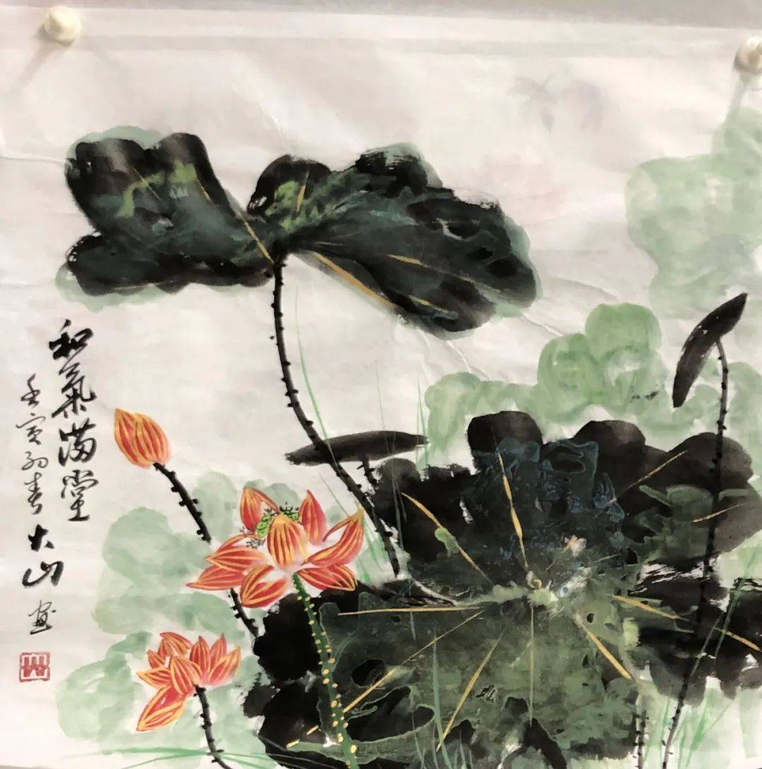 段莲军画家注重写生,作品中无论牡丹,荷花还是鸡鸭都活灵活现,栩栩如