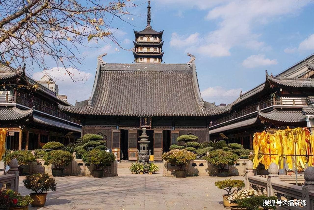 道源寺周围群山环绕,环境清幽,十分适合修行.