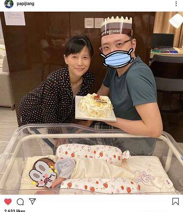 黑色Papi酱产后首晒全家福，素颜出镜脸色蜡黄老10岁，吐槽坐月子太累
