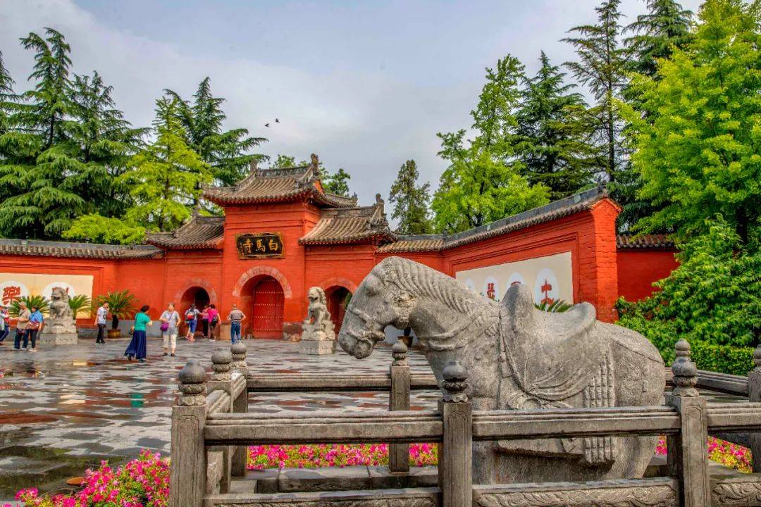 龙门石窟是中国石刻艺术宝库之一,现为世界文化遗产,全国重点文物保护