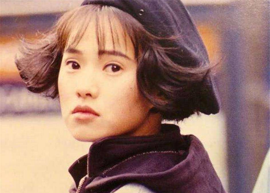 女神伊能静直播少女感依旧，52岁已经是2个孩子的妈，网友：不老女神