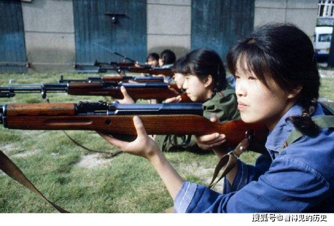 老照片英姿飒爽女民兵不爱红装爱武装