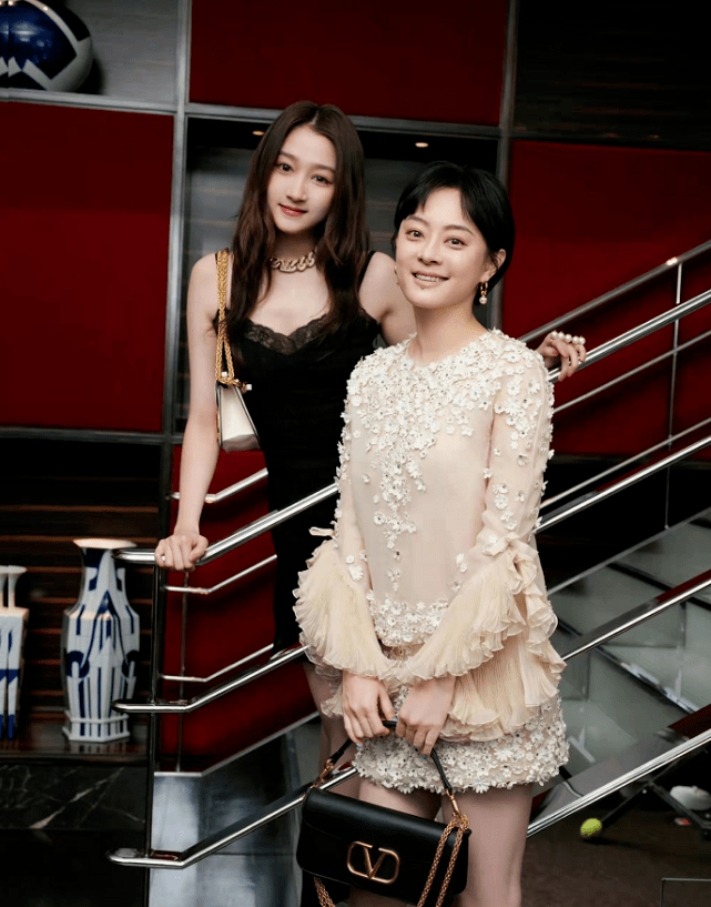 花瓣 孙俪跟关晓彤世纪合影！穿花瓣裙罕见走仙女风，淡妆翻车被比下去