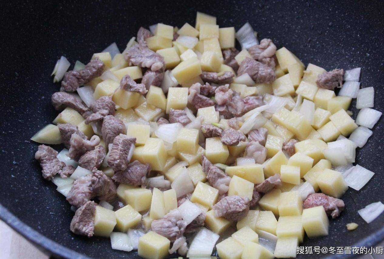 电饭煲|教你一道懒人美食，把肉和大米放进电饭煲，打开锅盖喷香扑鼻_做法