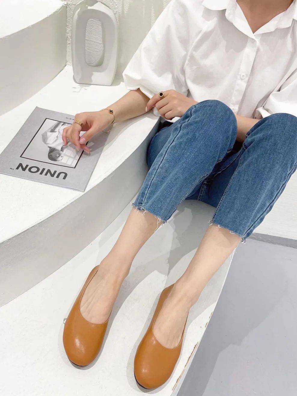 芭蕾 扔掉小白鞋,“牛仔裤+这双鞋”才是2022洋气穿搭!