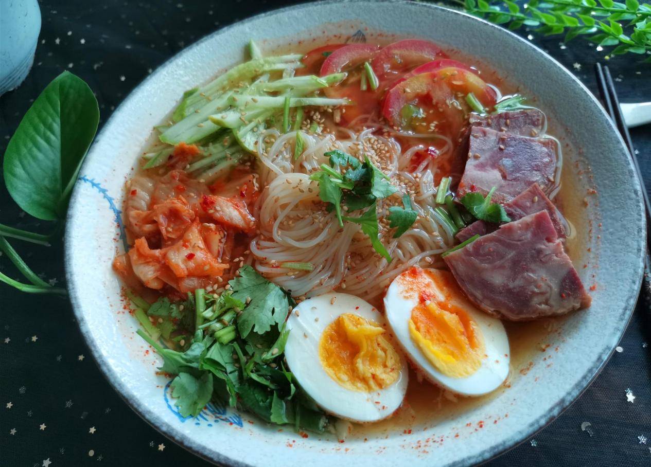 原创夏季想吃面这道东北特色面条做法最香天热最馋它吃完透心凉韩式