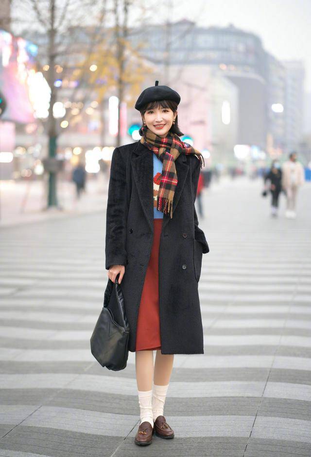 黑色 杭州女生可太会穿了，凭一件大衣一双平底鞋，打造时髦与气质感