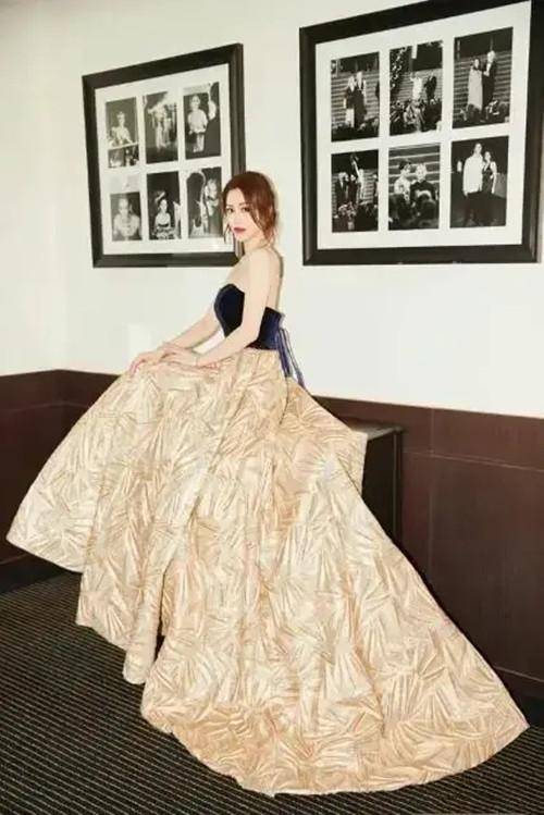 三七 葛天衣品“飙升”穿黑白一字肩礼服秀身材，“三七”搭配成经典