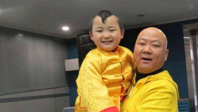 原创6岁年画娃娃邓鸣贺8岁时去世父母让妹妹走了他的老路