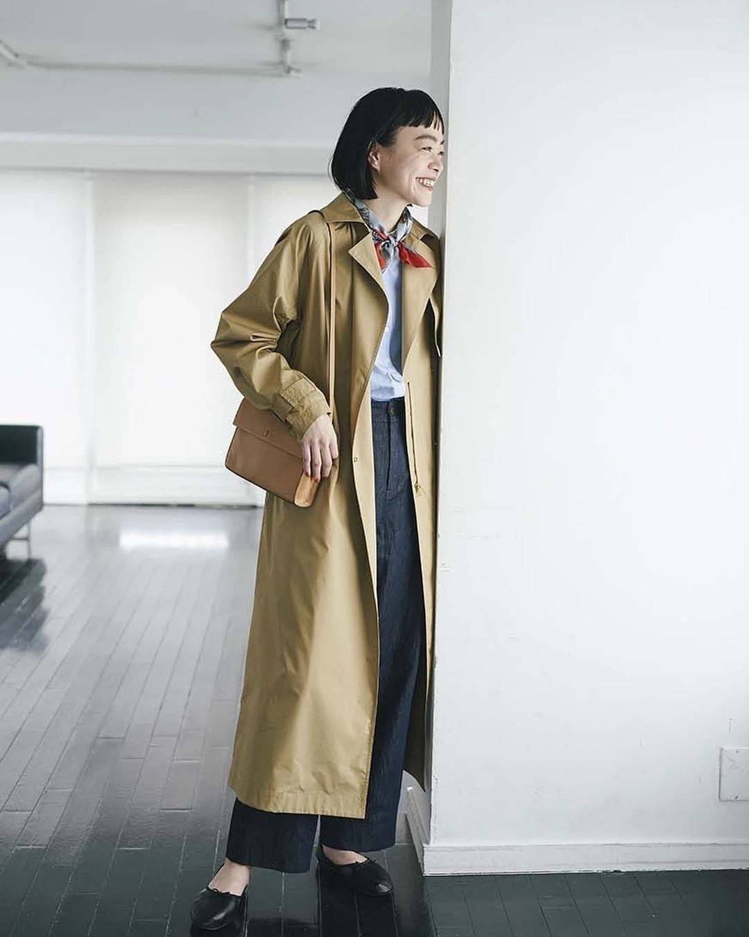 米色 又到了穿风衣的季节，试试今年流行的“3种”穿法，时髦又显气质