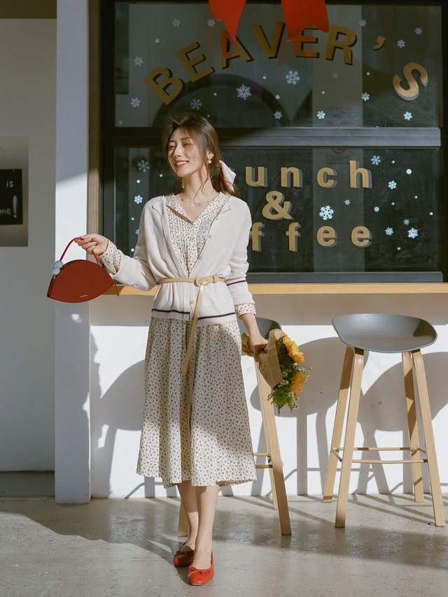 颜色 早春通勤穿搭,背心搭配针织衫简约时髦,提升气质又减龄