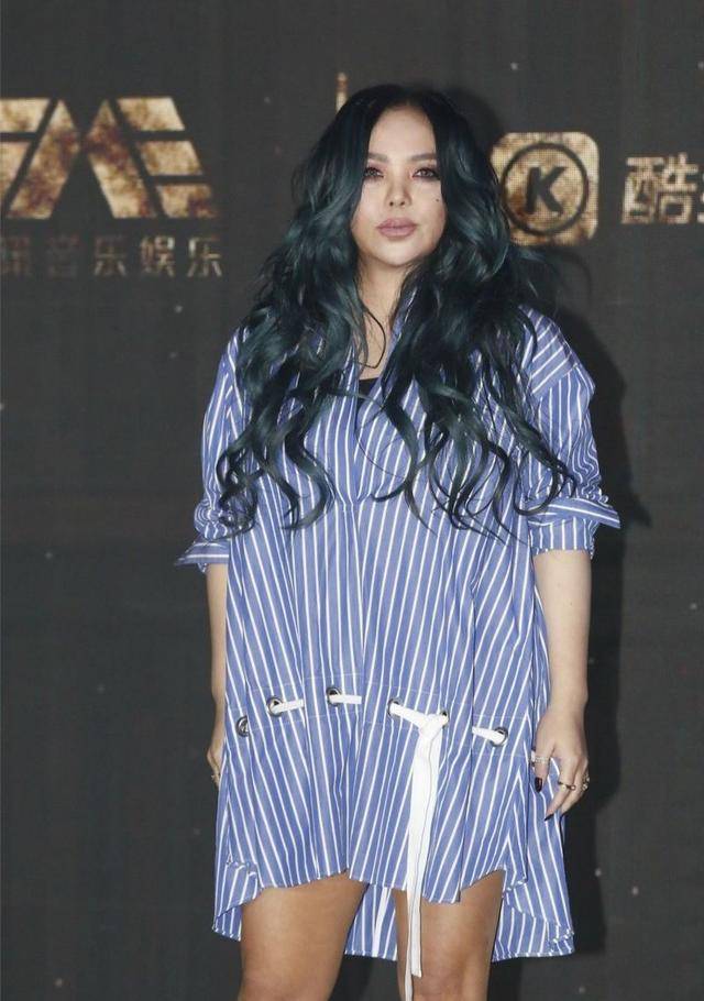 成效 张惠妹体重终于正常！穿男款衬衫着急秀身材，不过这腿瘦不回来了