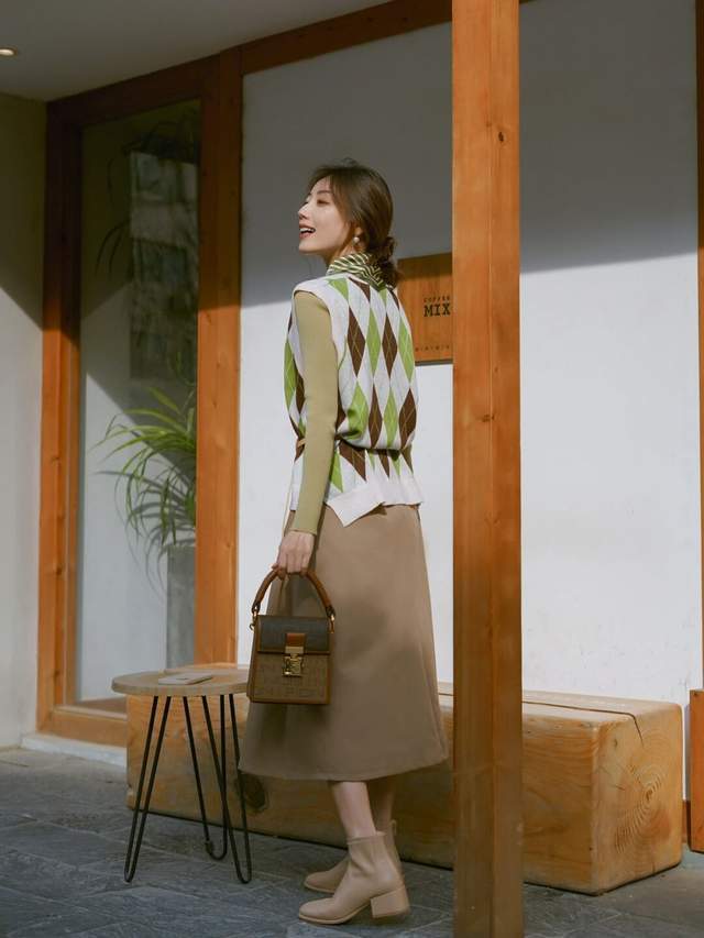 颜色 早春通勤穿搭,背心搭配针织衫简约时髦,提升气质又减龄