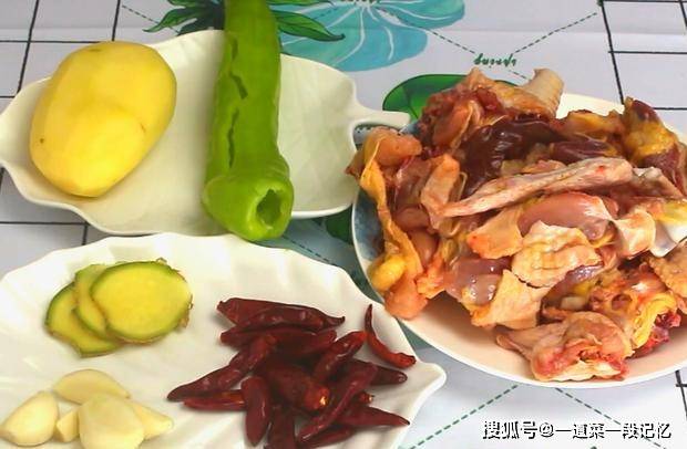 评价|半只公鸡切块,加上青椒土豆,朋友聚餐必备之选,成品一锅不够吃