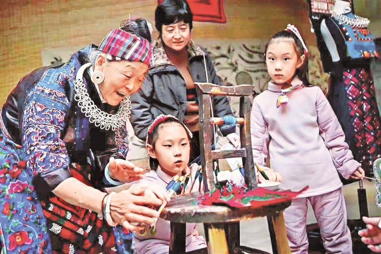 台江|贵州台江八旬老妪走T台，苗绣惊艳全世界