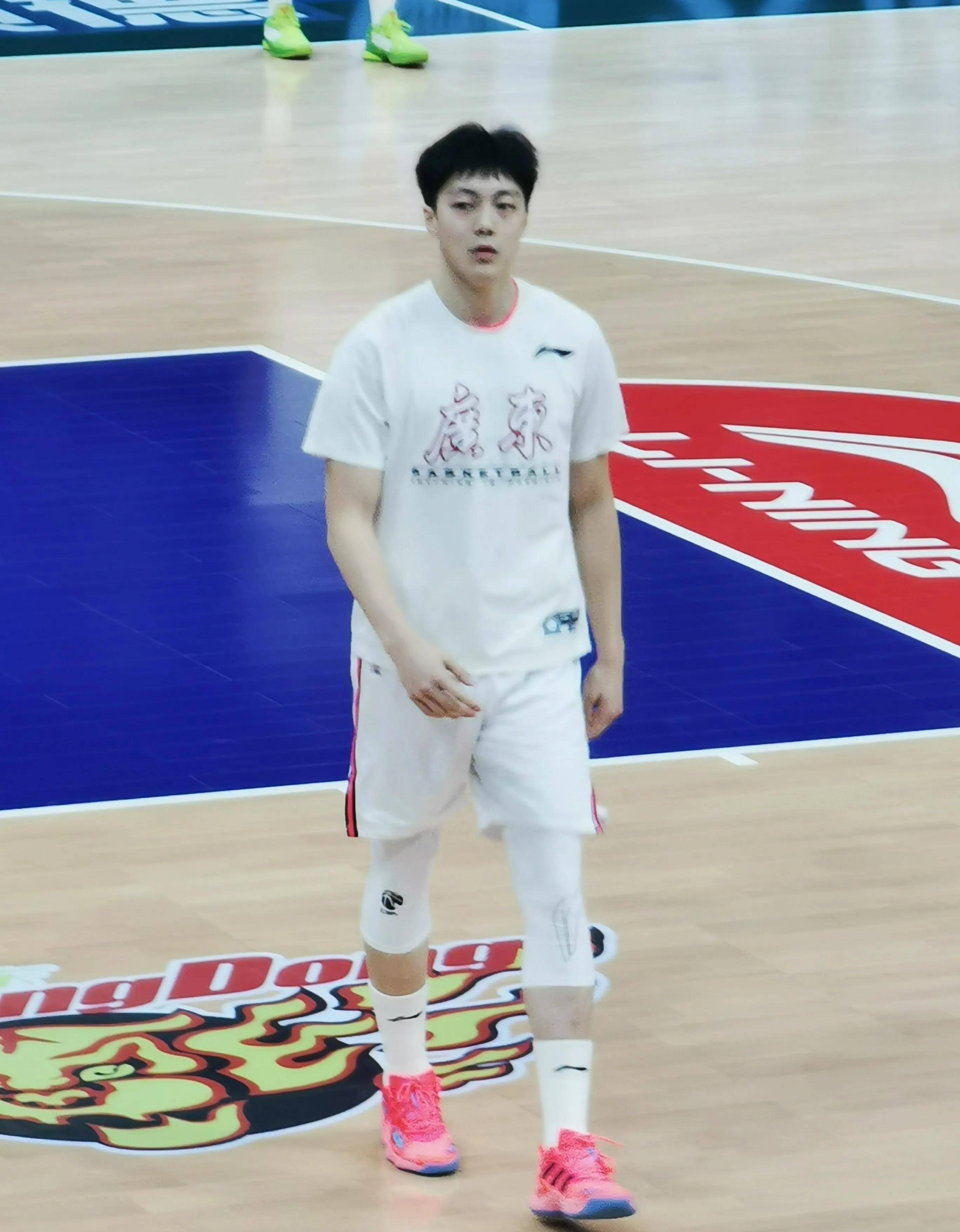 原创广东队内扣篮赛胡明轩撞板空接莱多360度暴扣