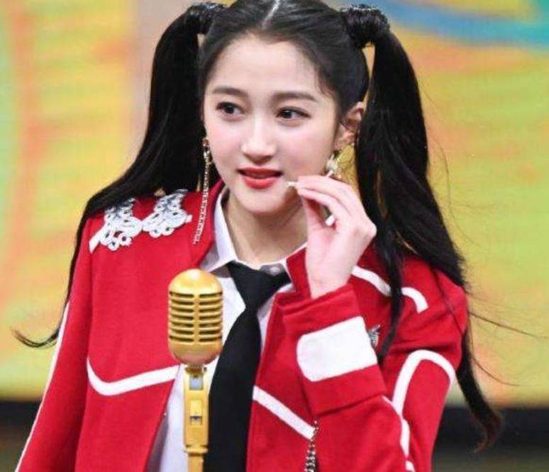 张小斐|关晓彤穿空姐服，一双大长腿太显眼，和张小斐同款坐姿更显迷人