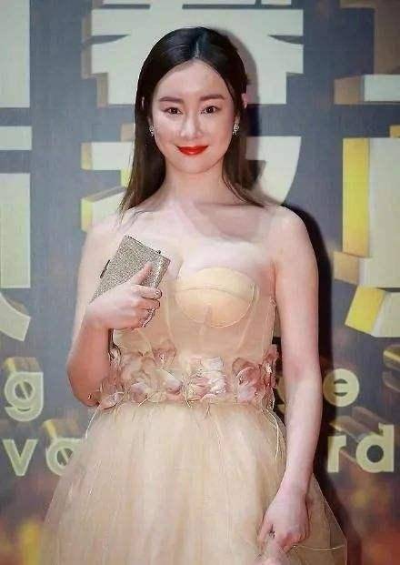 张萌张檬霸气回应整容，现已取出假体，慢慢恢复的她越来越美了