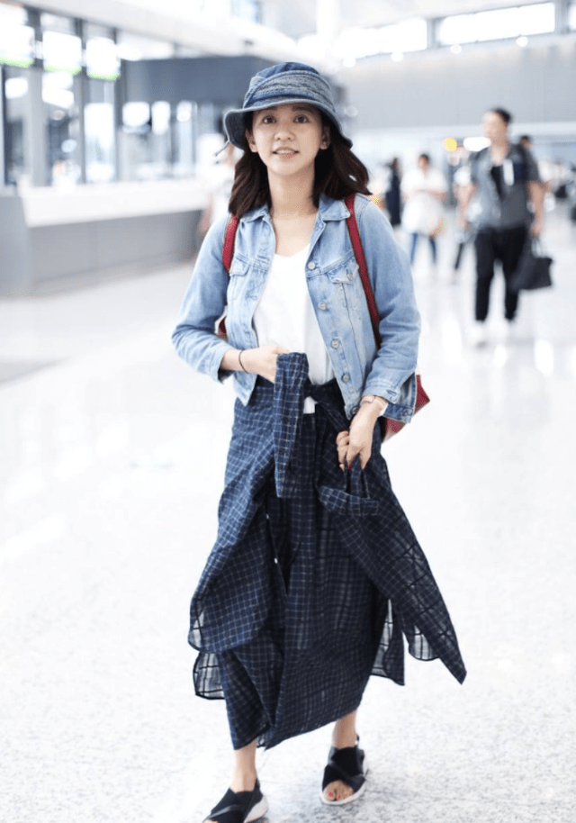 长发37岁陈意涵太显嫩，穿基础款状态像少女，长发陈柏霖被衬得像大叔